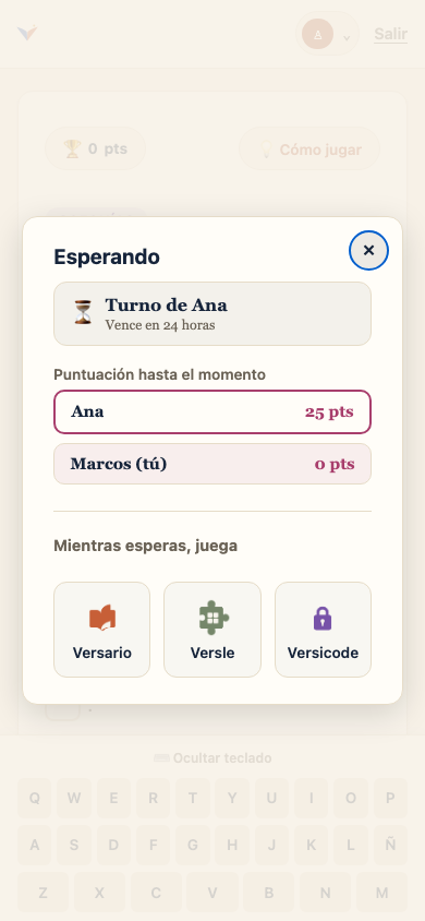Pantalla móvil de un jugador esperando su turno en Versus, con el marcador y otros juegos para pasar el rato